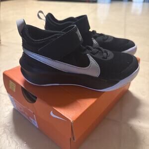 NEW - Nike Team Hustle D 10 Black/Silver-Volt CW6736-004 Boys Size 11